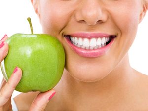 young_woman_brushing_her_teeth